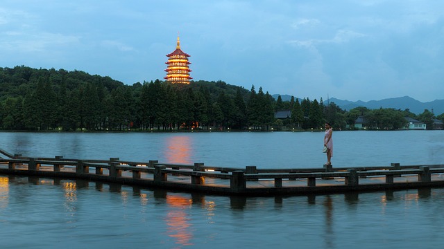 133f2f02d8ccff8e8a11e217a582c927_hangzhou-west-lake-night-2099752_640.jpg