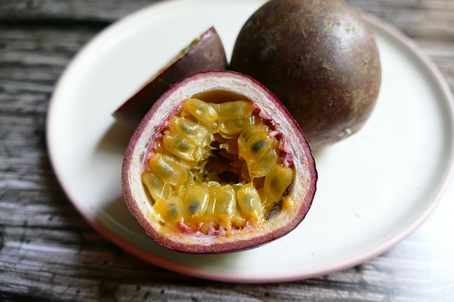 cb765bfcabde13f84abf155c3ad73379_passion-fruit-3519303_640.jpg