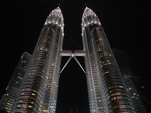 8c6096c09690038f15565a8f76b8f60f_petronas-911580_640.jpg