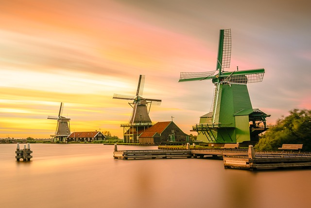 49b90ee1c508c7384ba941d18d650e13_windmills-1850214_640.jpg